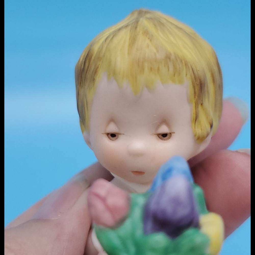 VINTAGE BETSEY CLARK 1979 girl and tulips Hallmark Little Gallery Keepsake - Picture 3 of 9